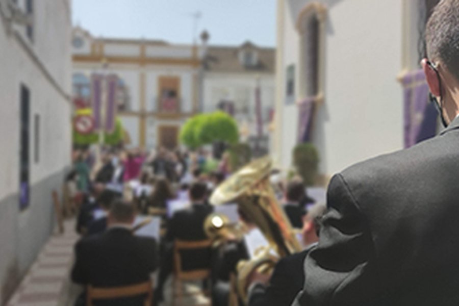 La banda tocando en la calle